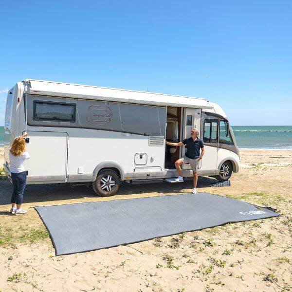 Fiamma Patio-Mat Zeltteppich 290 x 250 cm vor einem Wohnmobil