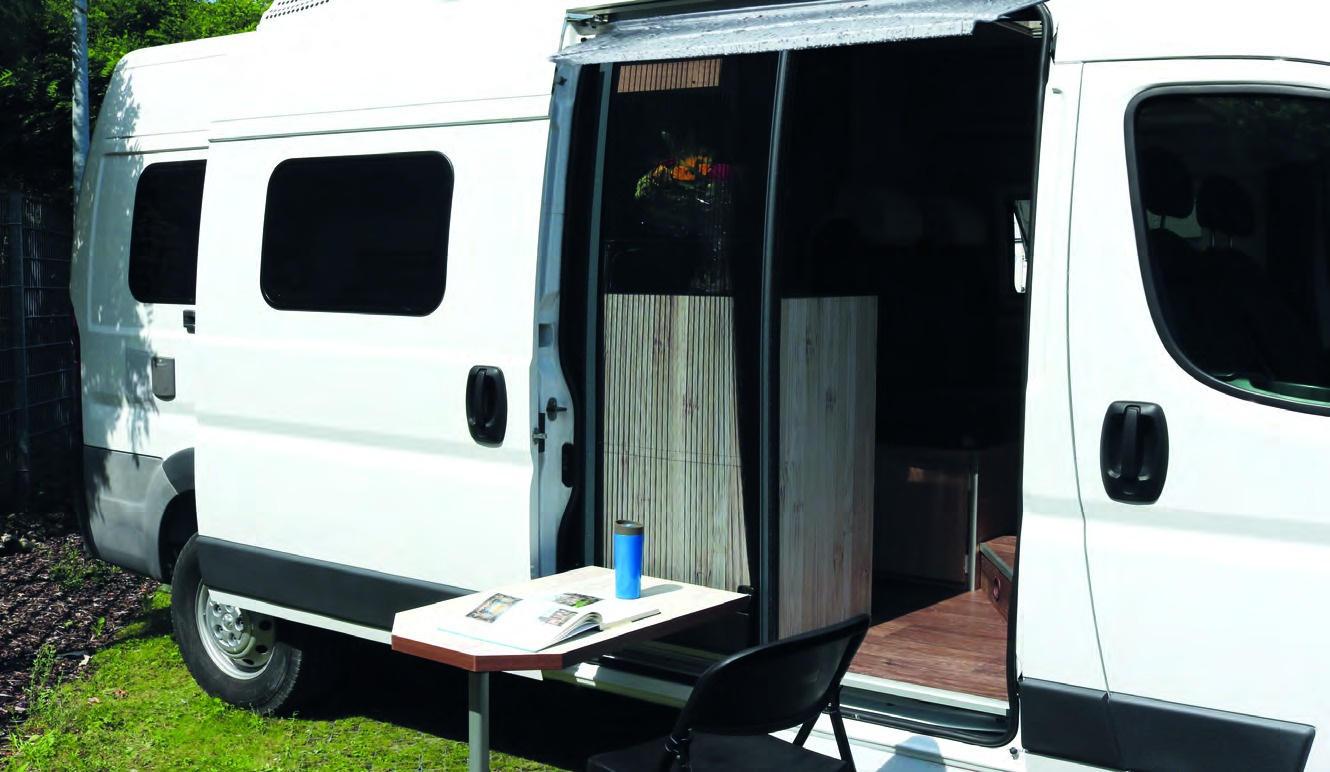 REMIcare Van Insektenschutz in der offenen Schiebetür eines Fiat Ducato