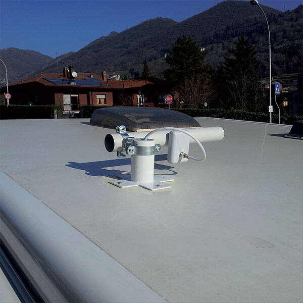 Antenne 35 HD an einer Halterung auf dem Wohnmobildach
