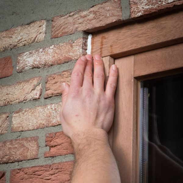 Reinigen einer Fläche vor dem Kleben mit TEC7 Cleaner