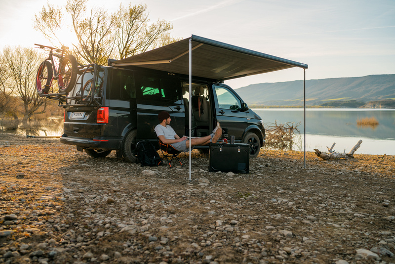 Fiamma Markise F45s mit Gehäuse Deep Black am VW T5/T6