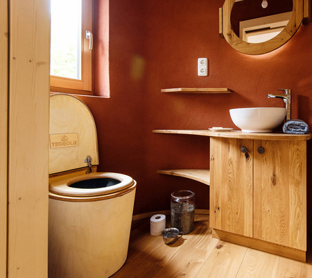 TROBOLO TinyBloem – stationäre Komposttoilette aus Holz, geölt