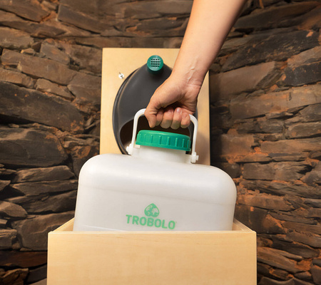 TROBOLO TeraBlœm – stationäre Komposttoilette mit Holzsitz