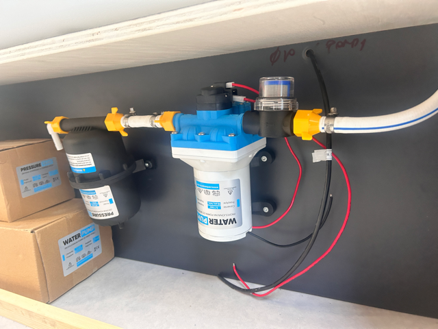 Water Pump in der Wasseranlage im Schrank eines Wohnmobils