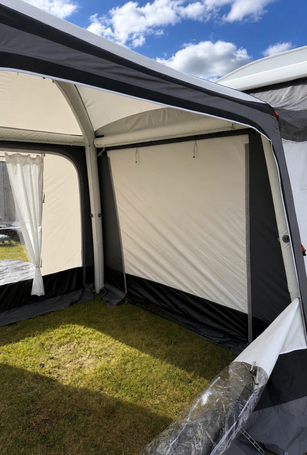 CAMPTECH Rubin Air am Wohnwagen
