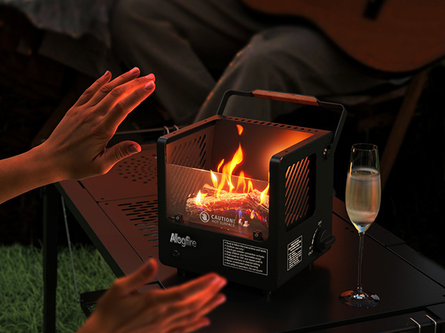 Alogfire Mini Campfire ALF-B11 auf dem Tisch am Abend