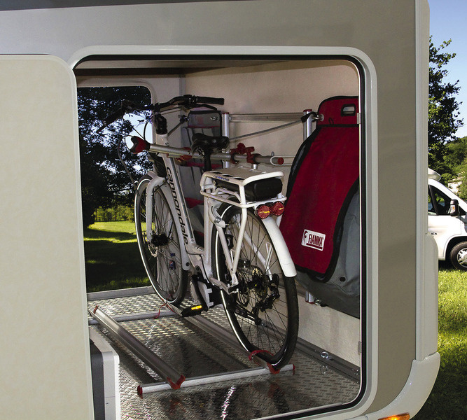 Fiamma Garage Pack Plus in der Wohnmobilgarage mit Fahrrad und Organizer