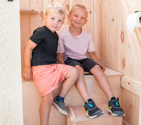 TROBOLO KitaBœm - Toilettenhäuschen aus Holz mit Trenntoilette und Kindertoilette
